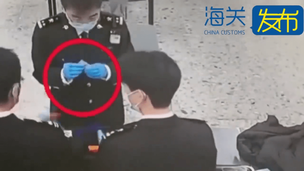 毒男北上面青青神情亢奮，被揭香水布袋藏冰毒，西九龍站斷正。