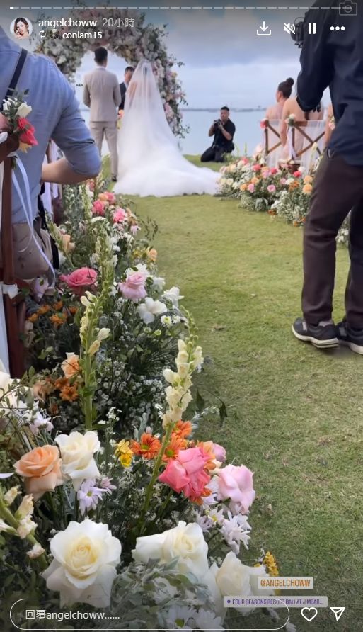 現場佈置滿鮮花，在Villa的海邊舉行結婚儀式。