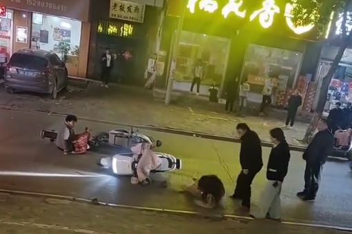 河南平頂山劉某飛當街毆打少女引起公憤。