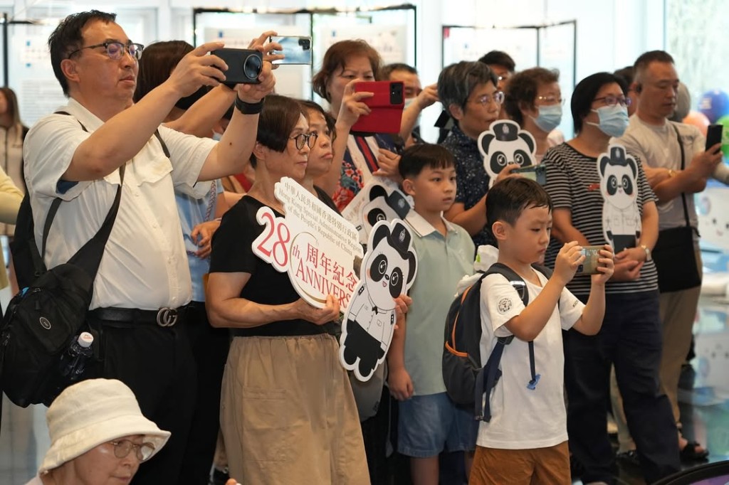 演出吸引大量市民駐足欣賞。