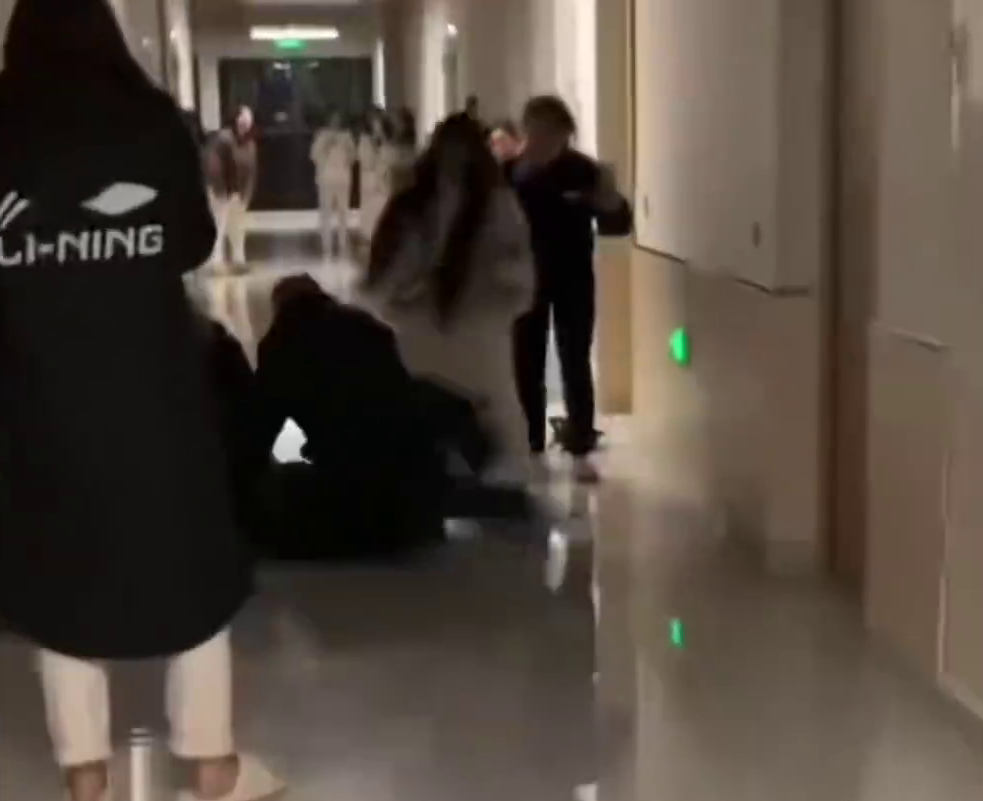 安徽「色男」被發現潛入高校女生宿舍,有保安及女生上前制伏。 安徽「色男」被發現潛入高校女生宿舍,有保安及女生上前制伏。