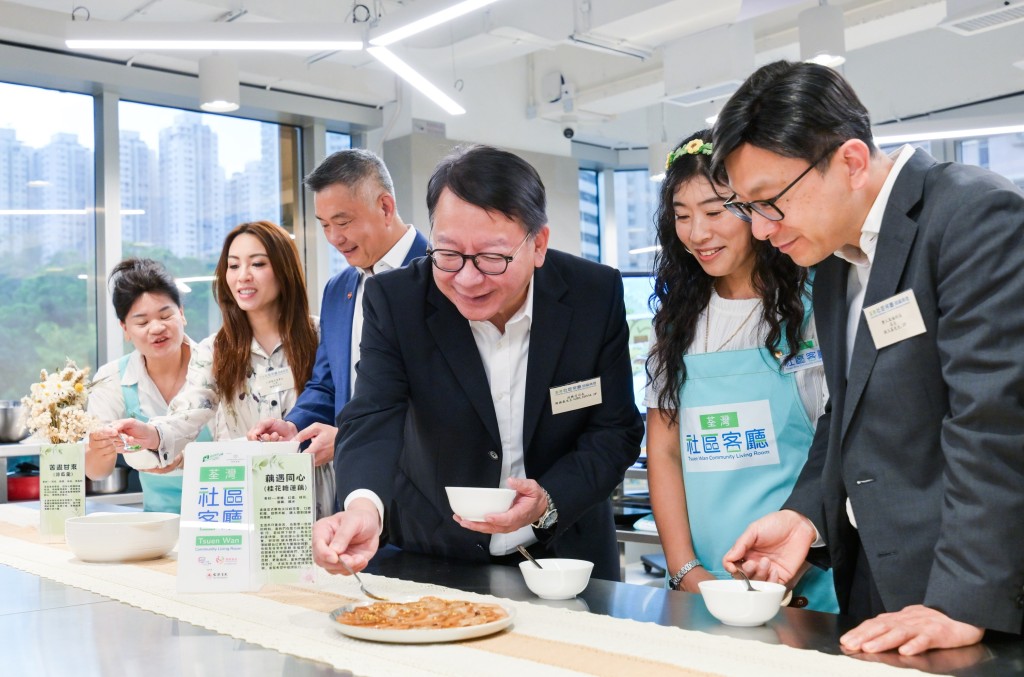 陳國基（右三）參觀社區客廳設施，並與用戶交流。政府新聞網