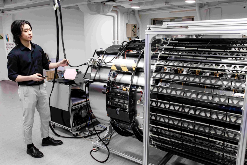 發電機檢測機械人可跨越氣隙內的通風擋板進行三項主要檢測工序，包括檢查通風管道、定子內部鐵芯片絕緣狀況檢測，以及透過敲擊定子內的楔塊進行緊固度檢測。理大提供