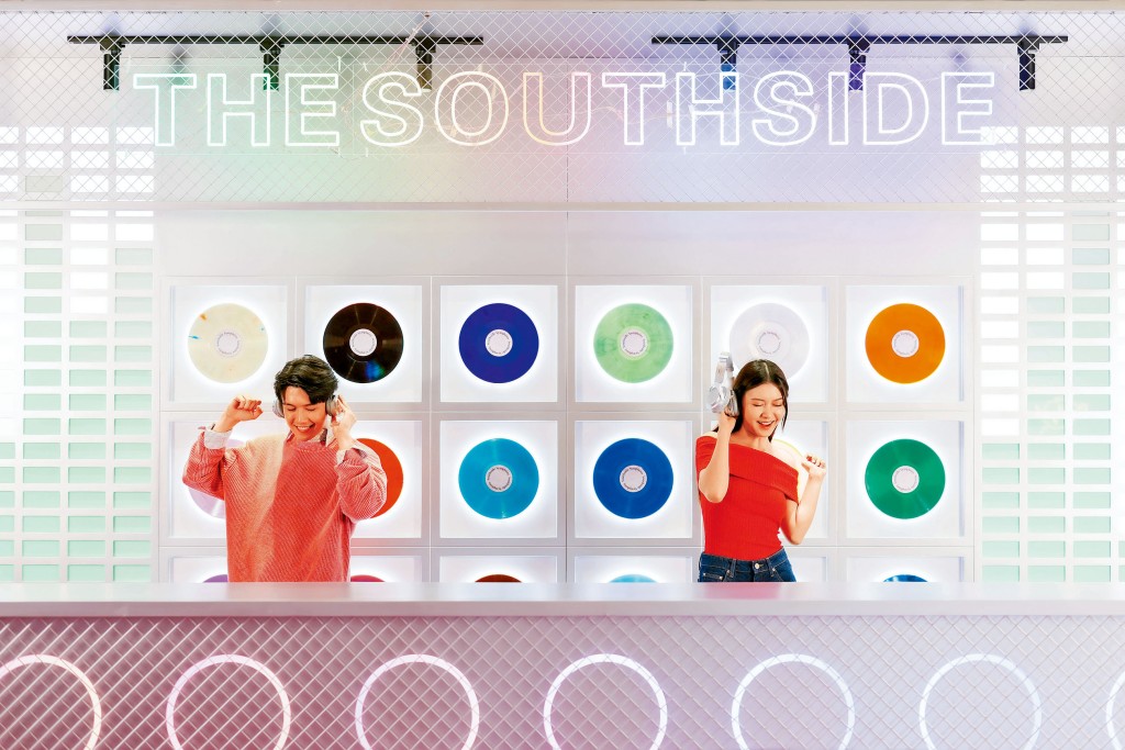 THE SOUTHSIDE 特別呈獻「SOUTHSIDE Symphony」,活動由即日至8月28日,結合黑膠音樂體驗、DJ表演、樂隊演出及主題市集,還會展示珍貴黑膠唱片收藏,讓大家在仲夏之中沉醉於藝術和音樂的魅力。 THE SOUTHSIDE 特別呈獻「SOUTHSIDE Symphony」,活動由即日至8月28日,結合黑膠音樂體驗、DJ表演、樂隊演出及主題市集,還會展示珍貴黑膠唱片收藏,讓大家在仲夏之中沉醉於藝術和音樂的魅力。