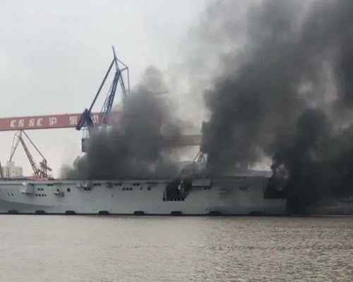 攻擊艦的尾部出現明顯大火，濃煙沖天。 網圖
