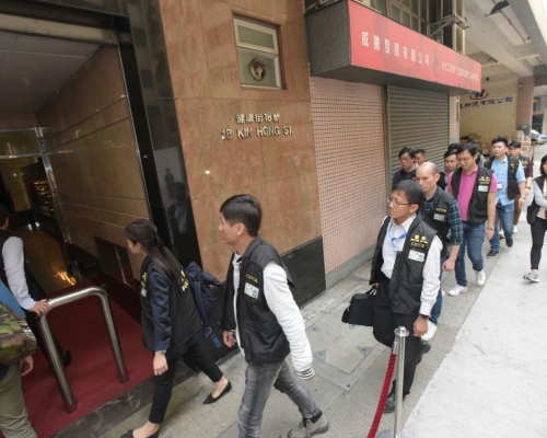 探員到香港寬頻葵涌辦公室調查。黃文威攝