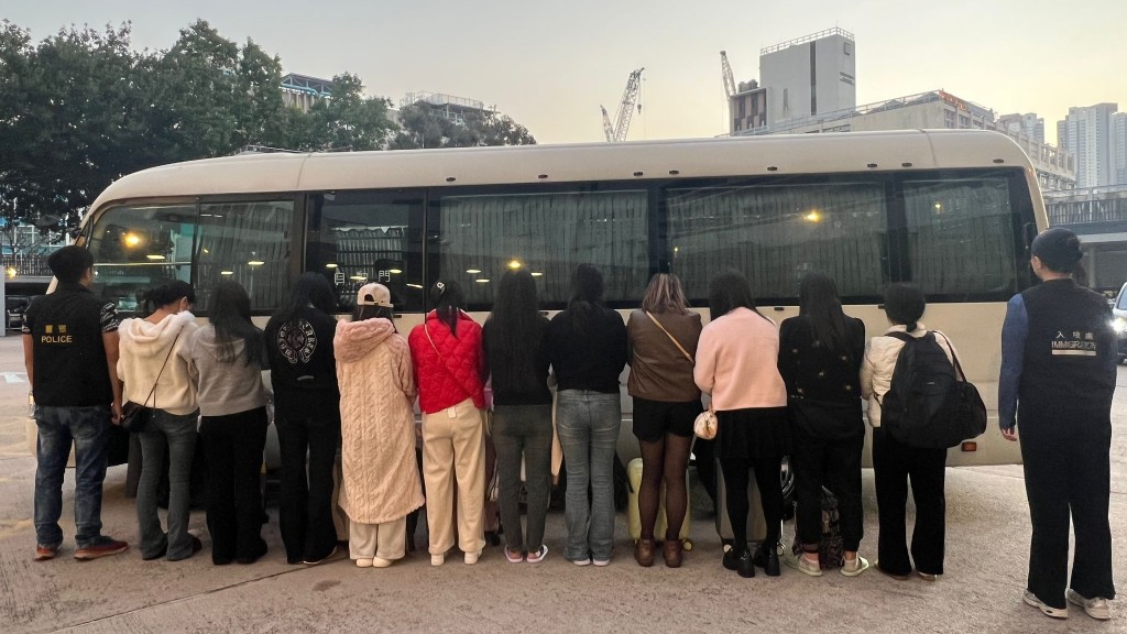 警偕入境處元朗掃黃拘25名女子 最細僅16歲。警方圖片