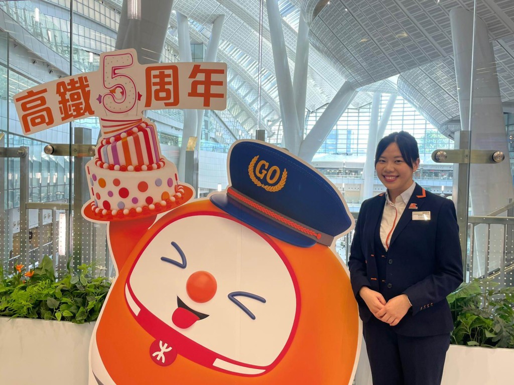 2018年9月高铁香港段通车之时，叶颖思加入港铁、成为一名高铁列车长。谢宗英摄