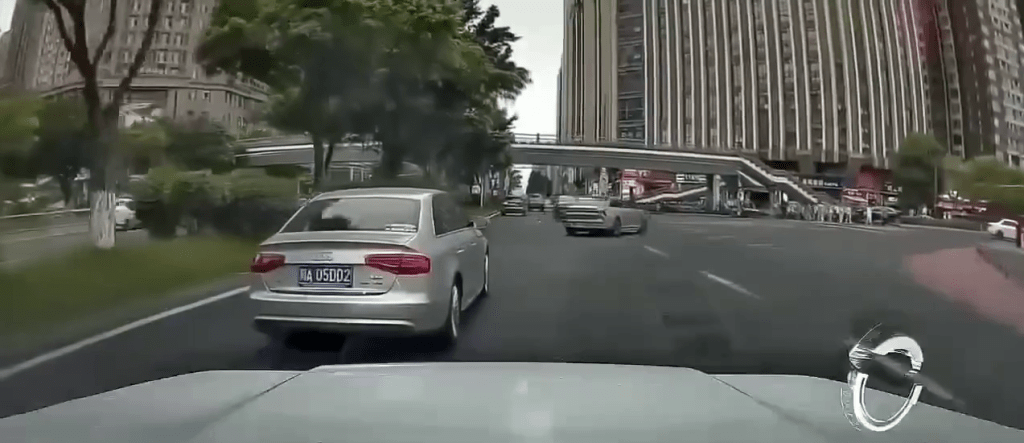 肇事汽车在行车线上突然CUT线右转。