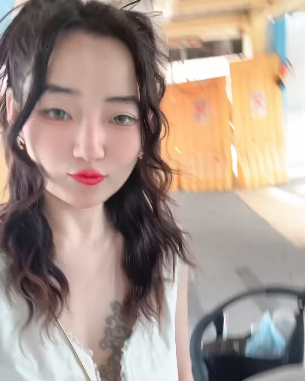 屯门娜娜分享多段与BB的生活片段。