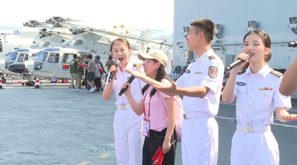 海軍官兵與市民一齊合唱。 海軍官兵與市民一齊合唱。