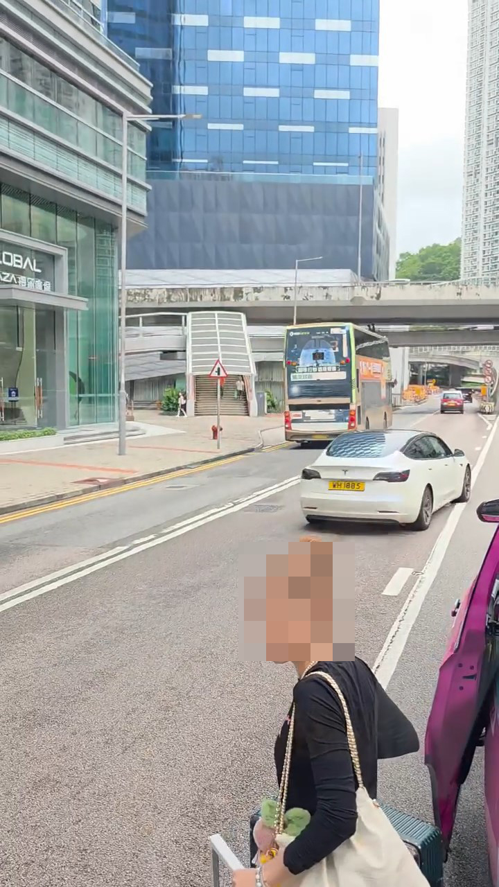 當時路上車來攘往。fb「車cam L(香港群組)」文迪片段截圖 當時路上車來攘往。fb「車cam L(香港群組)」文迪片段截圖