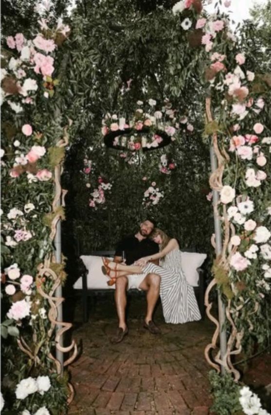 據報道指Travis是在家中的後花園向Taylor求婚。 據報道指Travis是在家中的後花園向Taylor求婚。