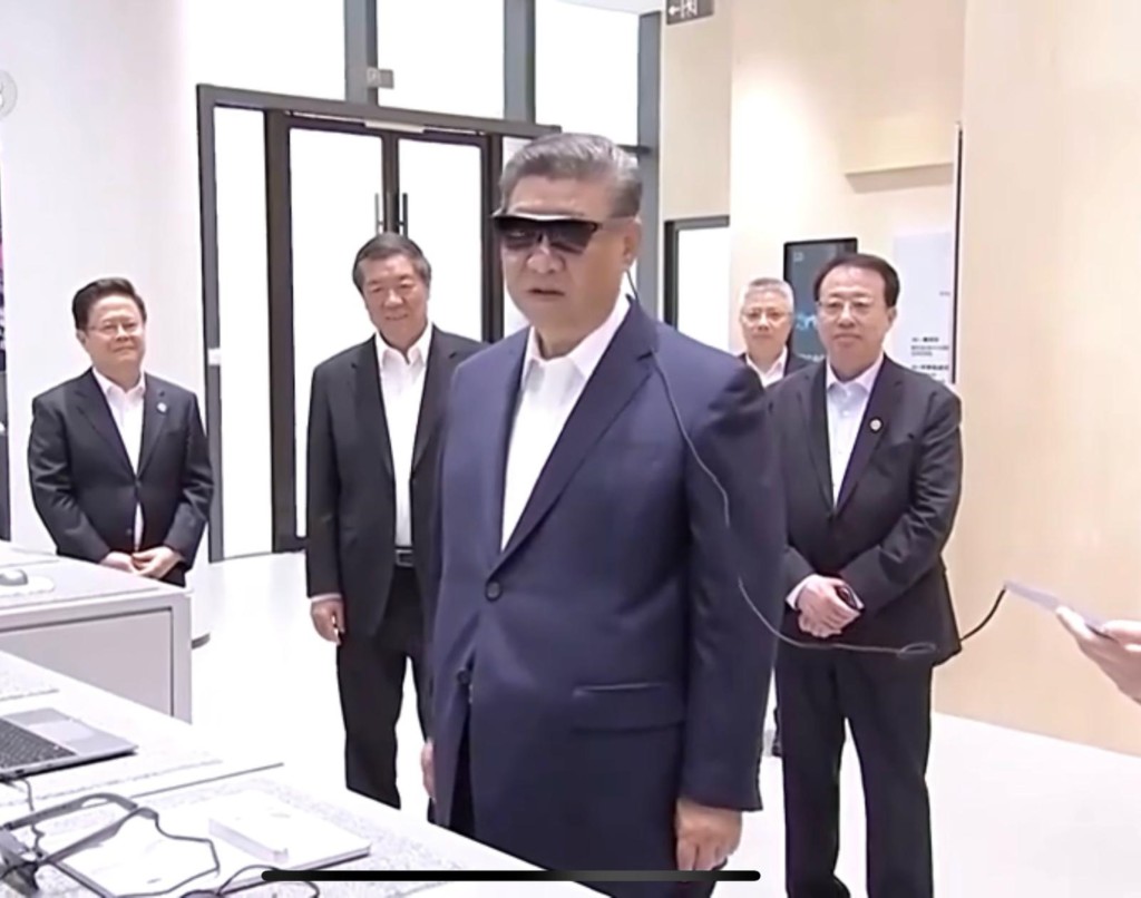 習近平在上海考察時體驗智能眼鏡。網圖 習近平在上海考察時體驗智能眼鏡。網圖