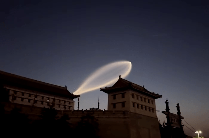 升空的火箭在天空中形成暮光效應,難得一見。 升空的火箭在天空中形成暮光效應,難得一見。