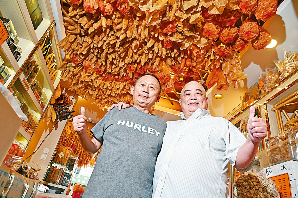 龍哥（右）請來二哥（左）幫忙打理海味店，兩人性情各異、互補長短，感情也愈來愈好。
　　