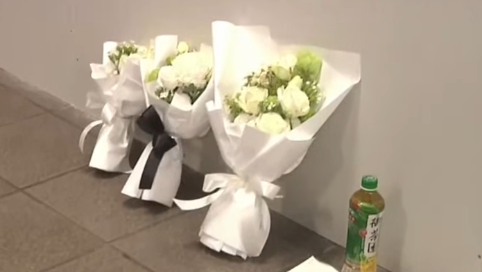 民眾車站自發獻花。 中天新聞 民眾車站自發獻花。 中天新聞