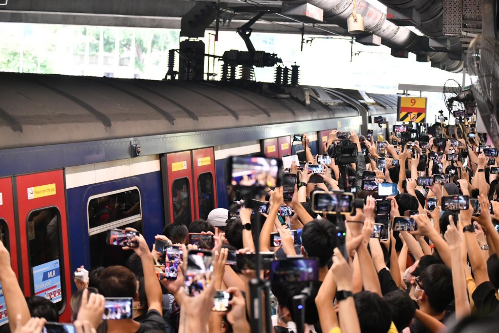 市民歡送「烏蠅頭」成香港鐵路史經典一幕。資料圖片
