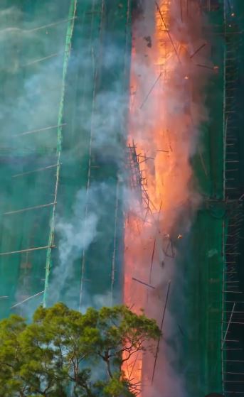 外牆棚架陷火海。網圖