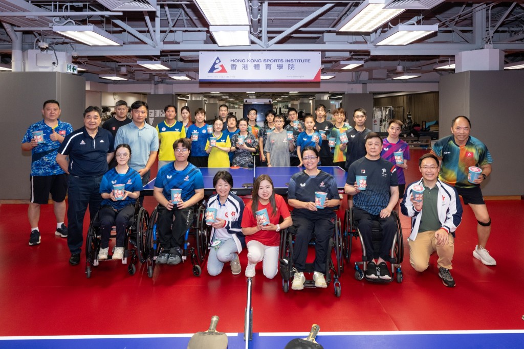 羅淑佩香港體院探望運動員。香港體育學院 Facebook 圖片