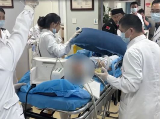 男童經16分鐘急救成功保命。重慶日報