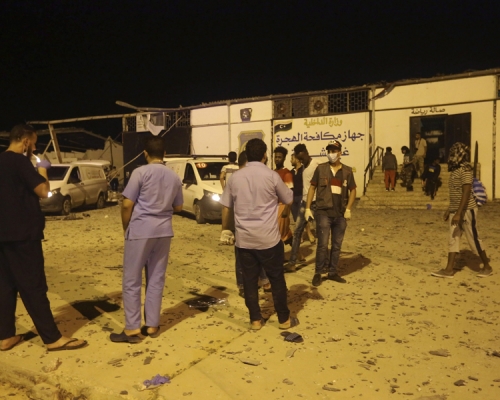 利比亚首都的黎波里郊区一个难民收容中心遭到空袭，造成至少40人死亡，80人受伤。AP