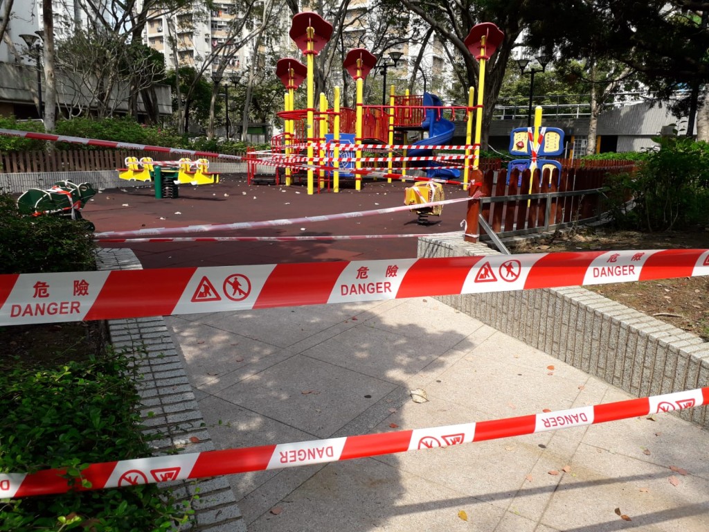 大埔八號花園遊樂場及大埔頭足球埸亦被關閉。 李殷攝