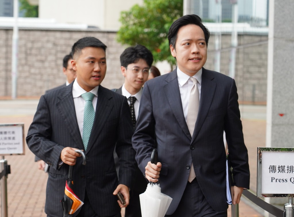 代表置邦兴业有限公司大律师何卓衡(右)。 代表置邦兴业有限公司大律师何卓衡(右)。