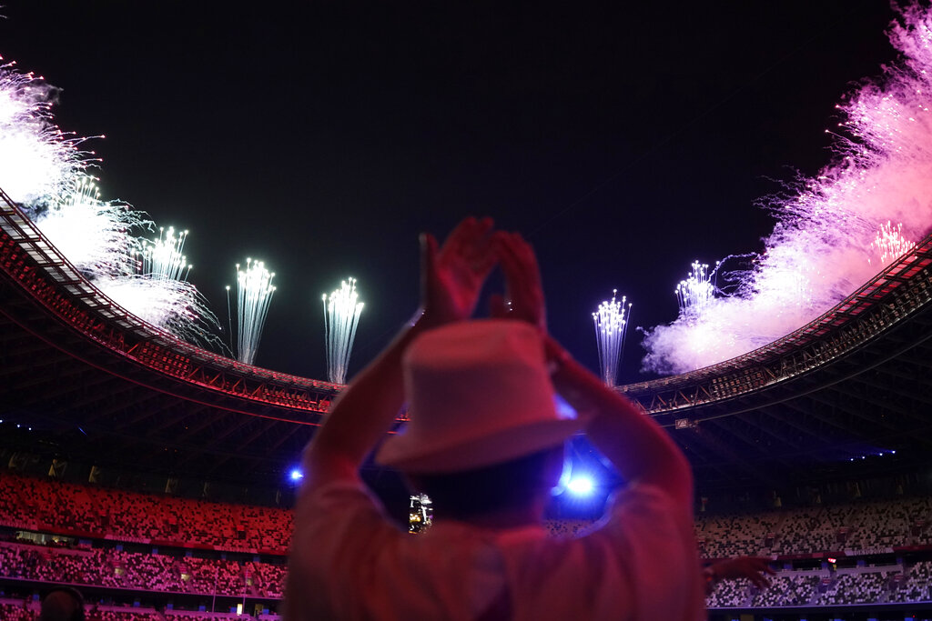 聖火熄滅後場館煙花再度綻放，將氣氛帶至高潮。AP