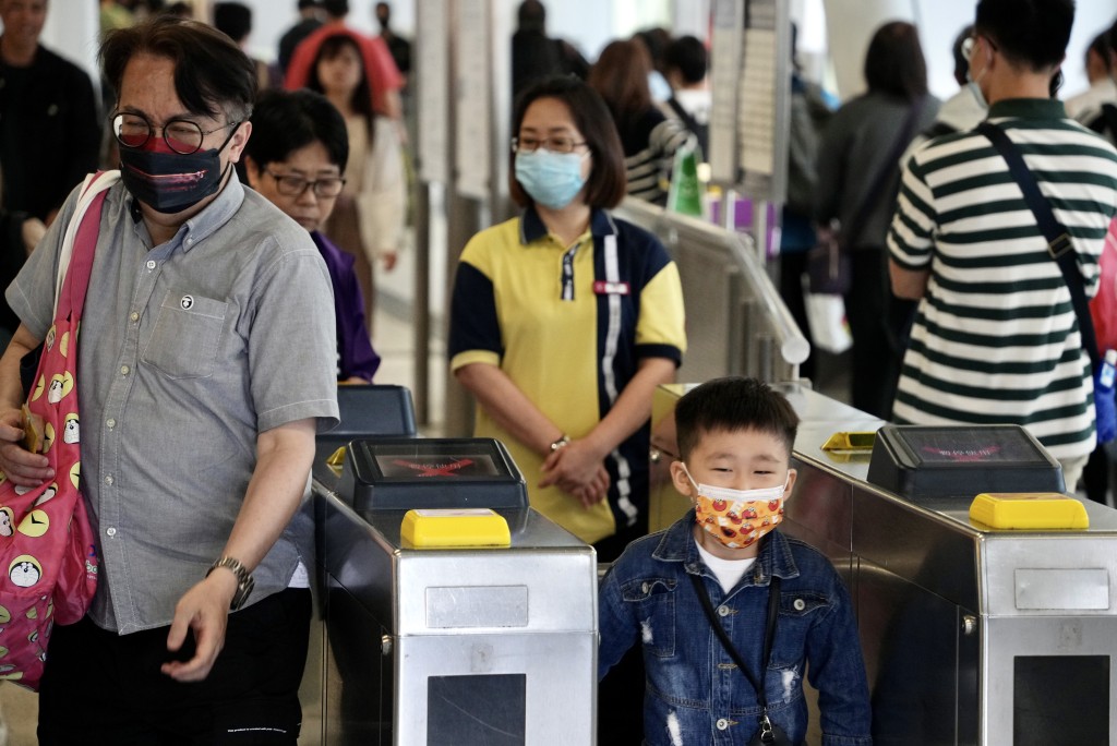 內地女生頭等查票風波,港鐵澄清職員做法符合一貫處理,要求出示額外身份證明只為確認逃票紀錄。 內地女生頭等查票風波,港鐵澄清職員做法符合一貫處理,要求出示額外身份證明只為確認逃票紀錄。