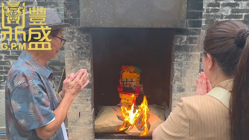 梅啟明與May May化寶給予梅媽。