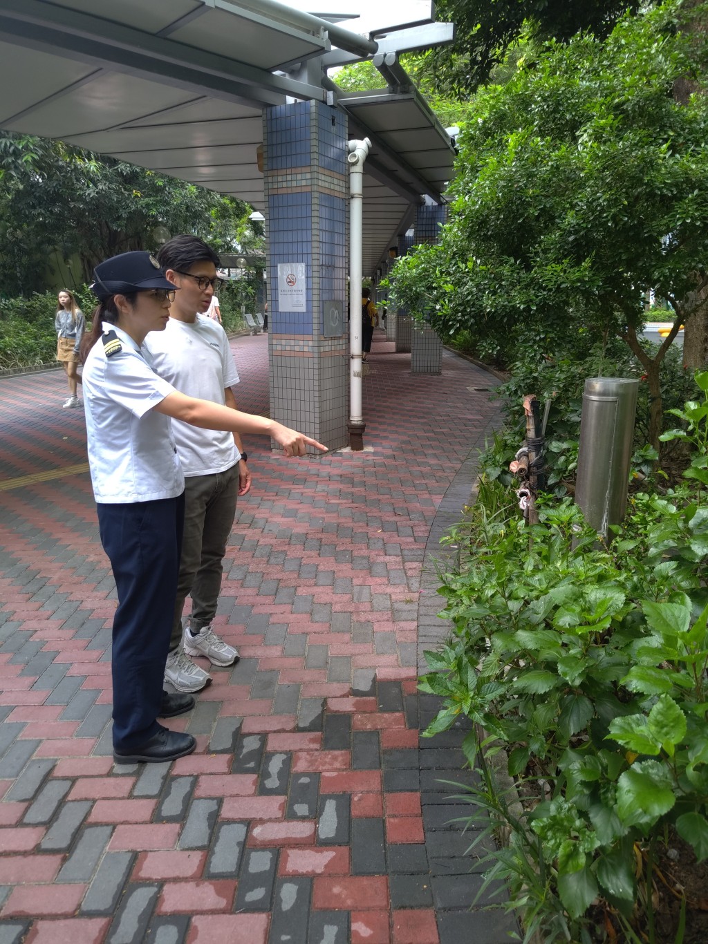 食環署人員巡視深水埗區長沙灣的公共屋邨,提醒物業管理人員加強防控蚊患工作。政府新聞處圖片 食環署人員巡視深水埗區長沙灣的公共屋邨,提醒物業管理人員加強防控蚊患工作。政府新聞處圖片