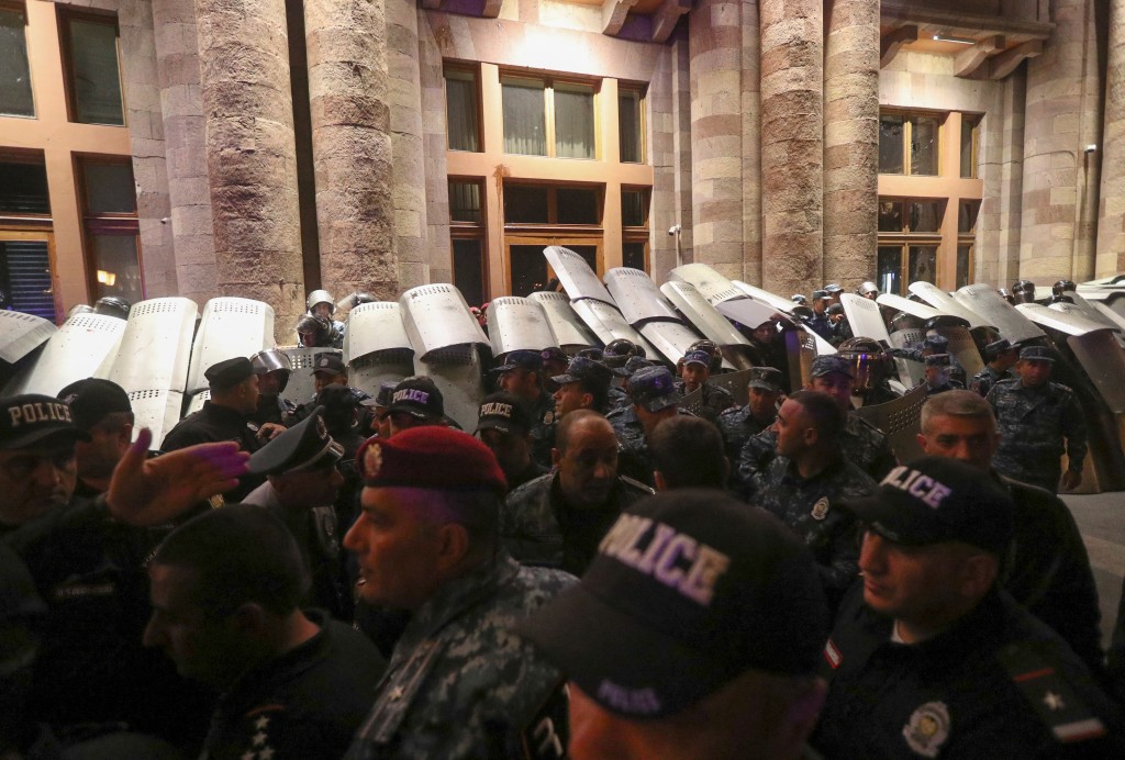 在亞美尼亞首都葉里溫民眾示威期間，大批防暴警察戒備。路透社