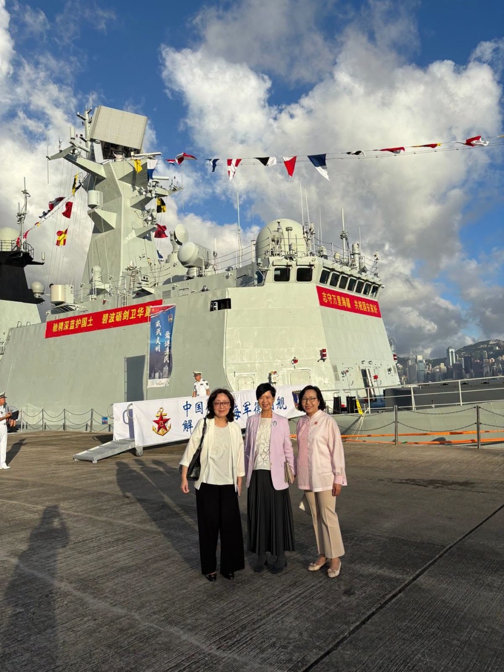 上周四，何永賢和多位局長一起到昂船洲軍營，登上衡陽艦參觀。何永賢fb