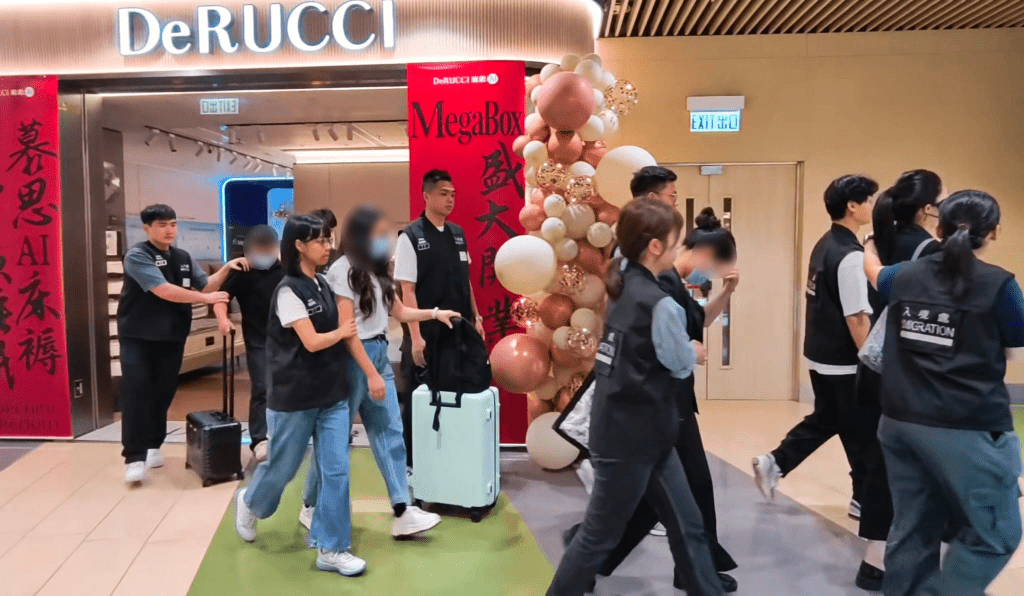 入境處人員當場拘捕3女1男。