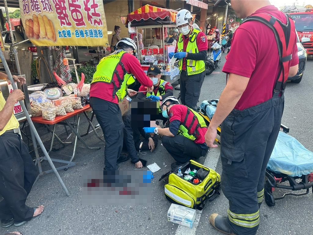 屏東有男子帶寵物蟒蛇出街時,被纏頸致暈倒撞地跌穿頭。中時 屏東有男子帶寵物蟒蛇出街時,被纏頸致暈倒撞地跌穿頭。中時