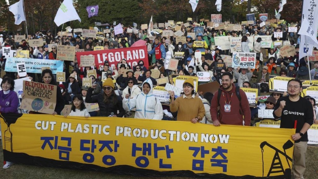 南韓釜山舉行的「全球塑膠公約」談判，在最後一日仍未達成協議。圖為環保分子在場外抗議。美聯社