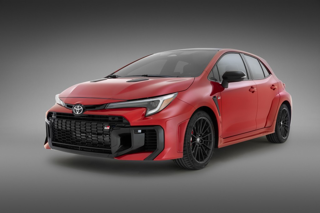豐田2025年新款GR Corolla頂級Premium Plus版,獨有輕量化碳纖車頂、專屬引擎缸體蓋、副冷卻器、啞黑色輕合金輪圈等組合。 豐田2025年新款GR Corolla頂級Premium Plus版,獨有輕量化碳纖車頂、專屬引擎缸體蓋、副冷卻器、啞黑色輕合金輪圈等組合。