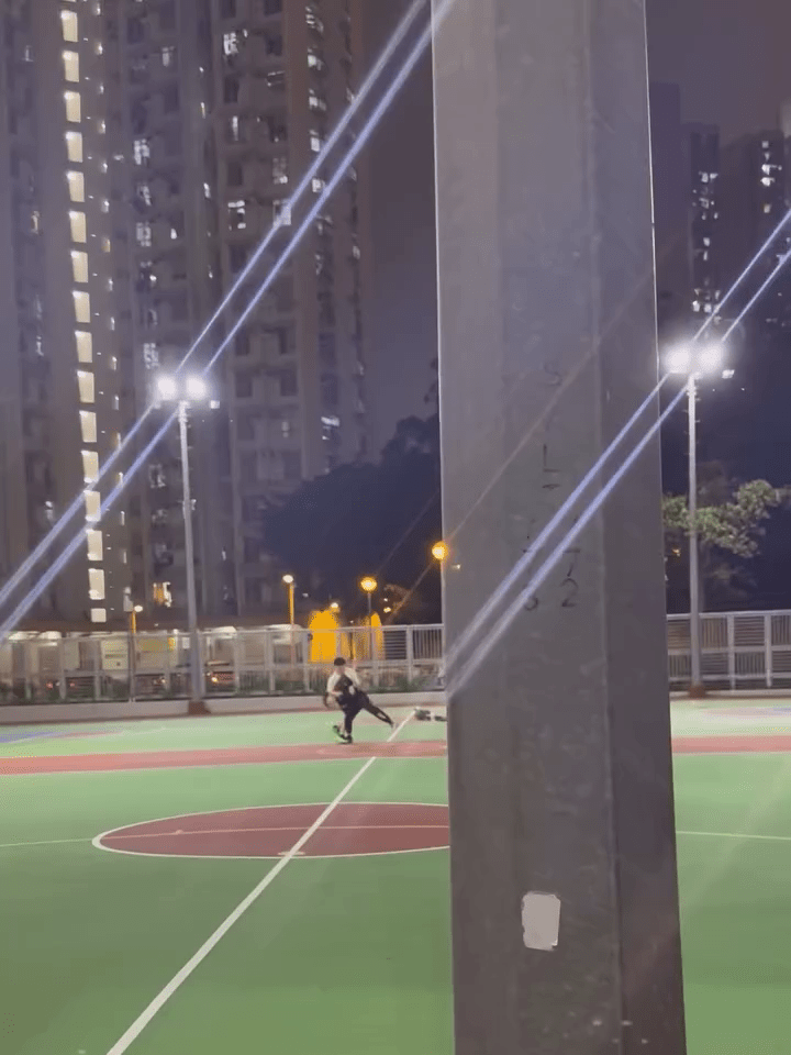 事發地點相信為秀茂坪一球場,惟確實時間未明。Threads:shaun.kong.1226 事發地點相信為秀茂坪一球場,惟確實時間未明。Threads:shaun.kong.1226
