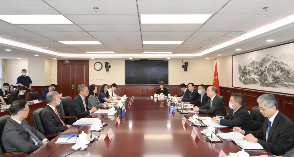 陳茂波（左三）與中國證券監督管理委員會主席易會滿（右三）會面。政府新聞處
