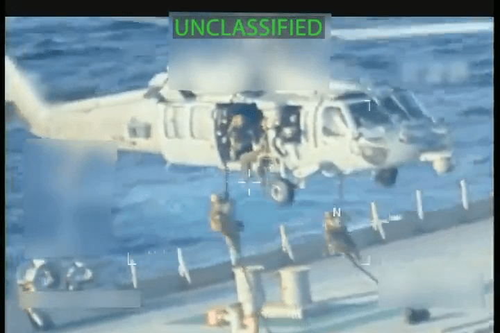 美司法部長邦迪在X平台公布美國部隊在委內瑞拉外海扣押一艘委國油輪的畫面截圖。X@AGPamBondi 美司法部長邦迪在X平台公布美國部隊在委內瑞拉外海扣押一艘委國油輪的畫面截圖。X@AGPamBondi