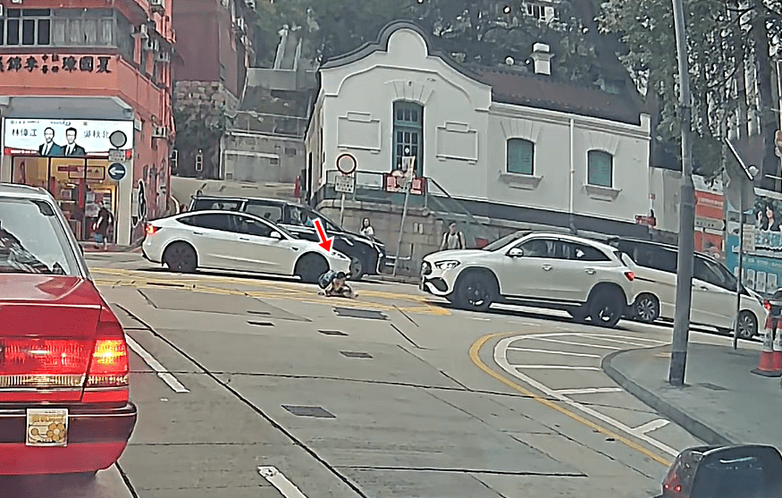 男童輕傷自行站起來。fb：車cam L（香港群組）