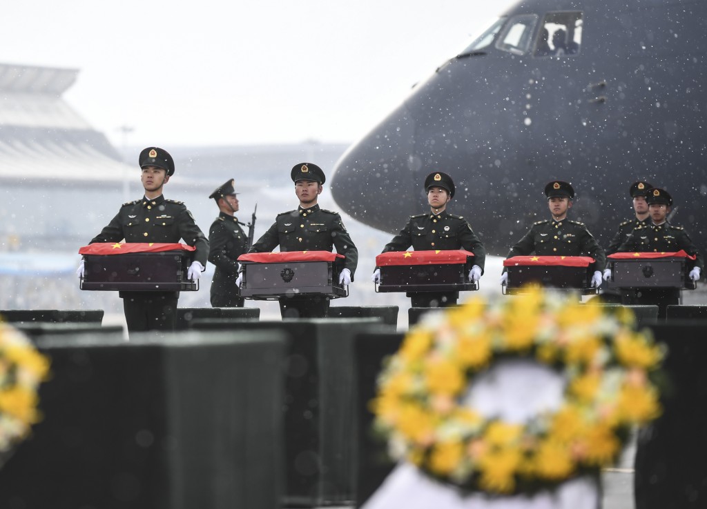 中国以最高礼仪迎志愿军遗骨回国。