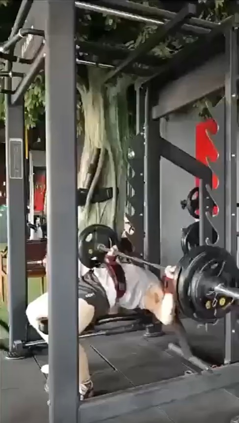 男子獨自挑戰過百公斤槓鈴。影片截圖