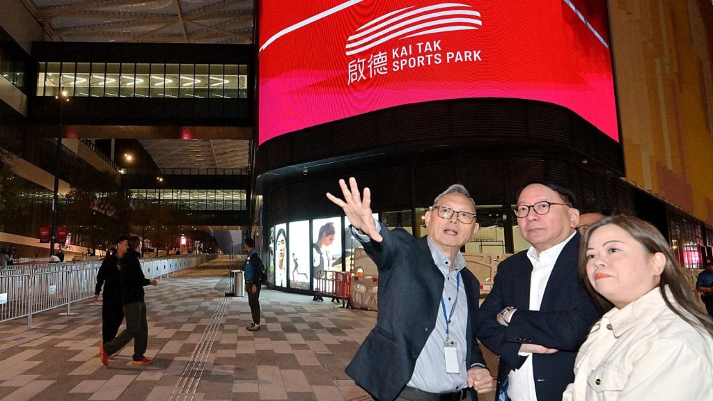 罗淑佩与政务司司长、运输及物流局局长和署理保安局局长参加启德体育园的压力测试。