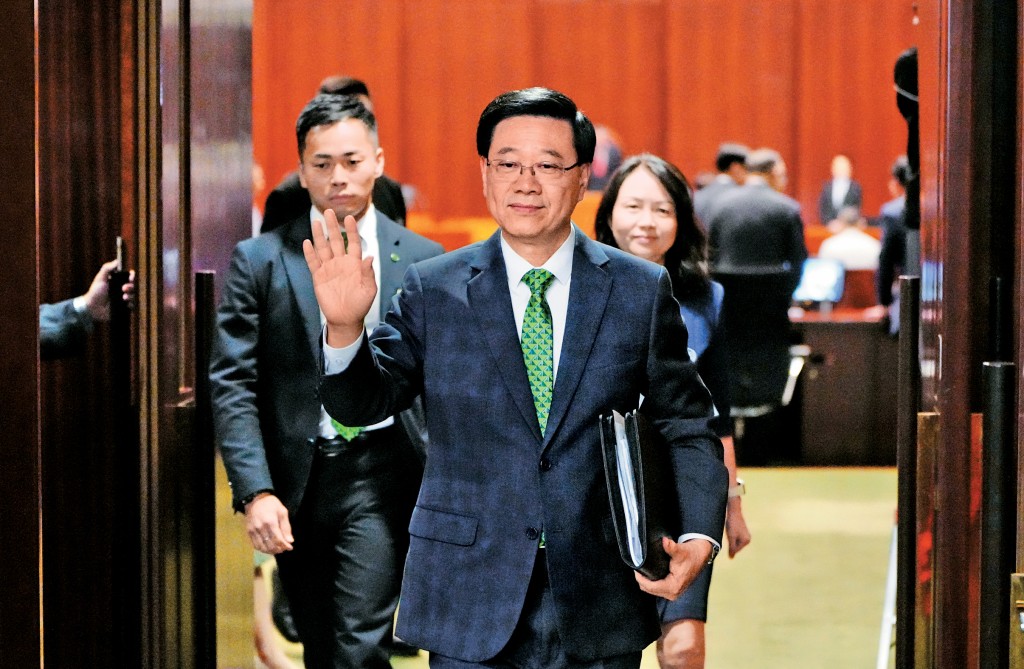 李家超昨日到立法会出席答问大会，回应议员就《施政报告》的提问。