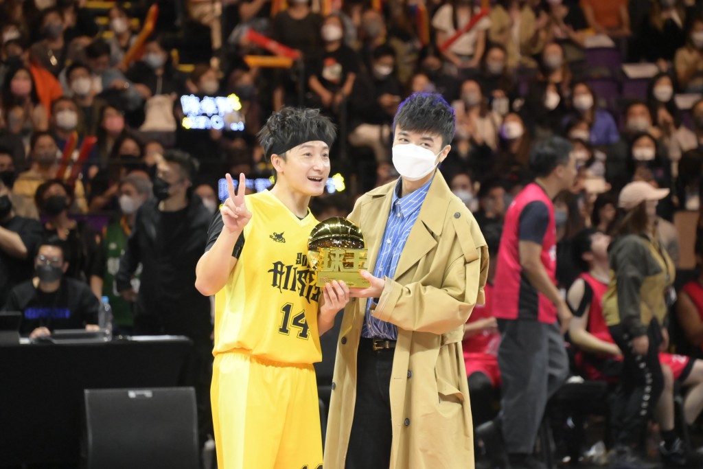 2022年「903 AllStar篮球赛」中，方力申成为DJ队最有价值球员，由古巨基颁奖。