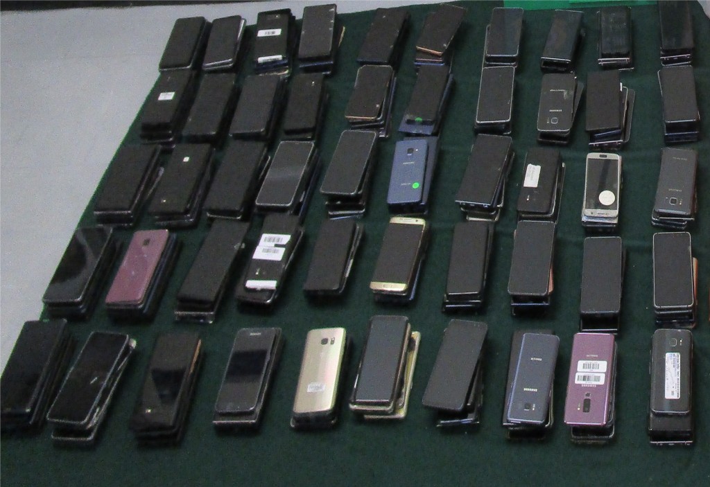 海关检获2000部旧电话。(政府新闻处)