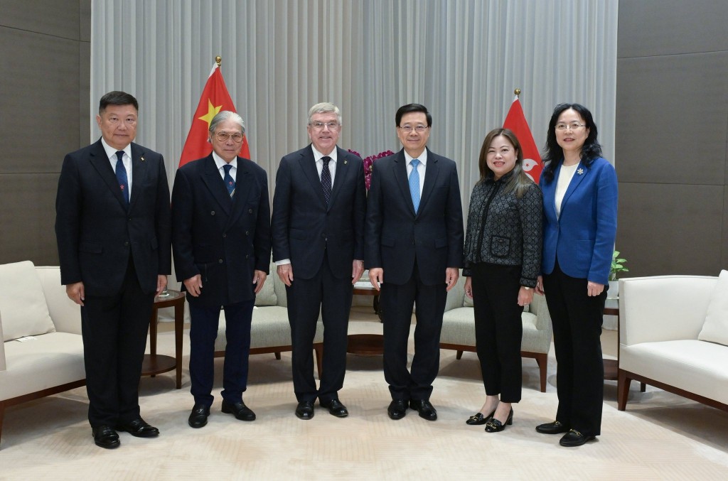 李家超今午與國際奧委會終身名譽主席巴赫（左三）會面。李家超fb