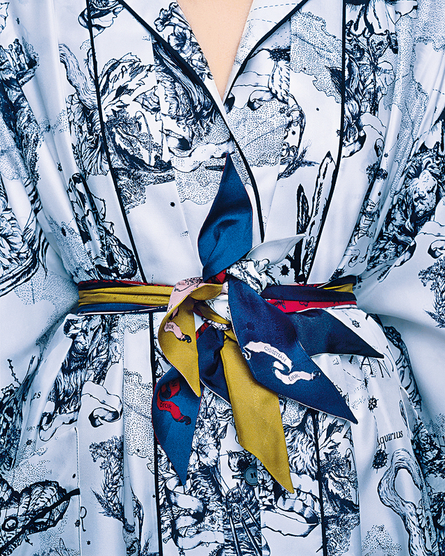 將Tone-on-tone或不同圖案的絲巾繫於腰間，成為簡單卻吸睛的裝飾。